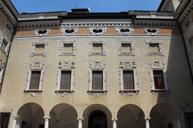 Palazzo Valenti Gonzaga courtyard