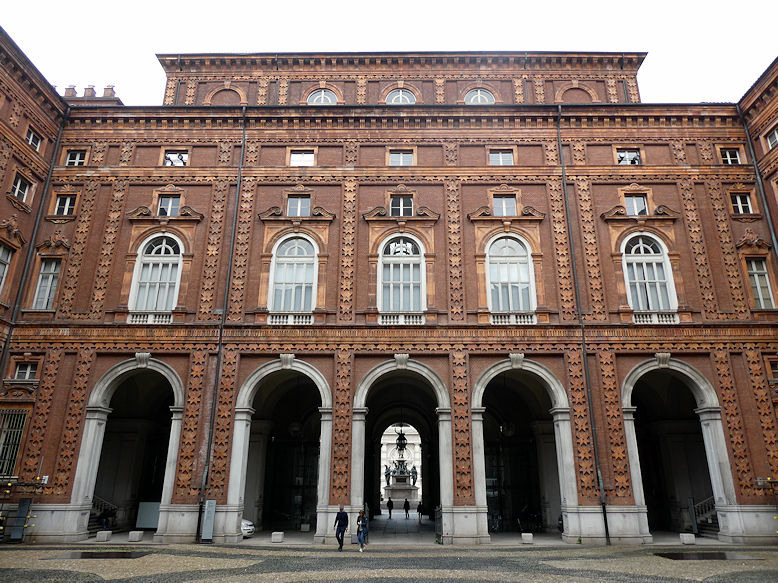Palazzo Carignano, courtyard
