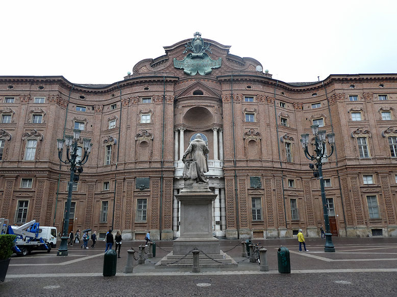 Piazza Carignano, Palazzo Carignano