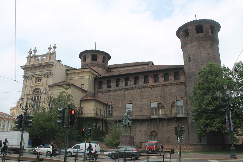 Palazzo Madama e Casaforte degli Acaja, Piazza Castello