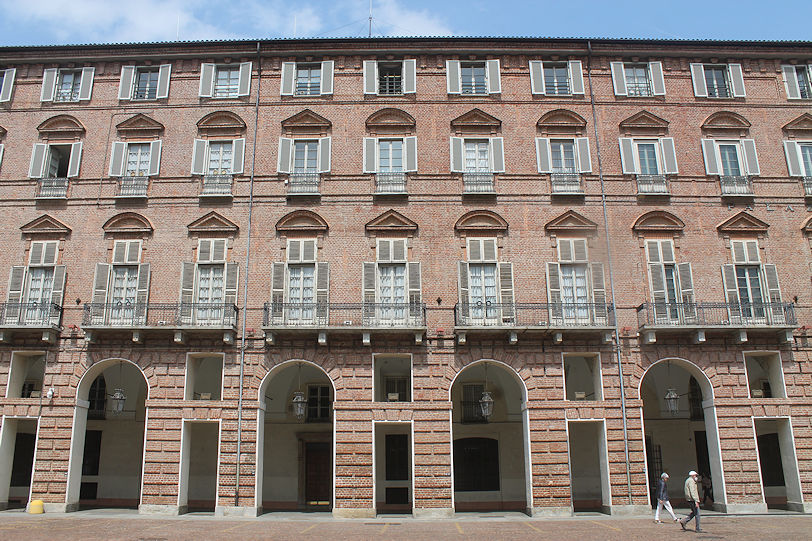 Palazzo del Governo, Piazza Castello