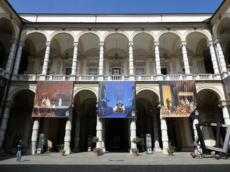 Palazzo dell'Università, courtyard
