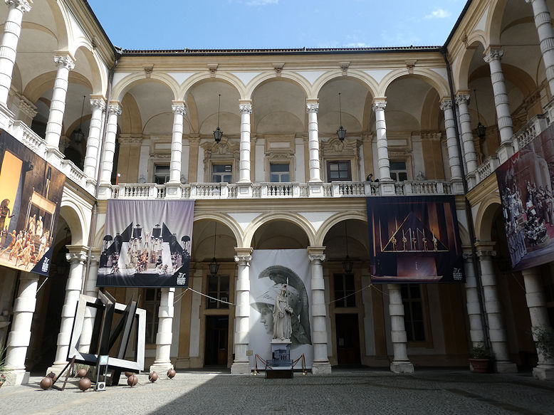 Palazzo dell'Università, courtyard