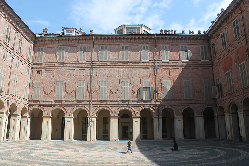 Royal Palace (Palazzo Reale), courtyard