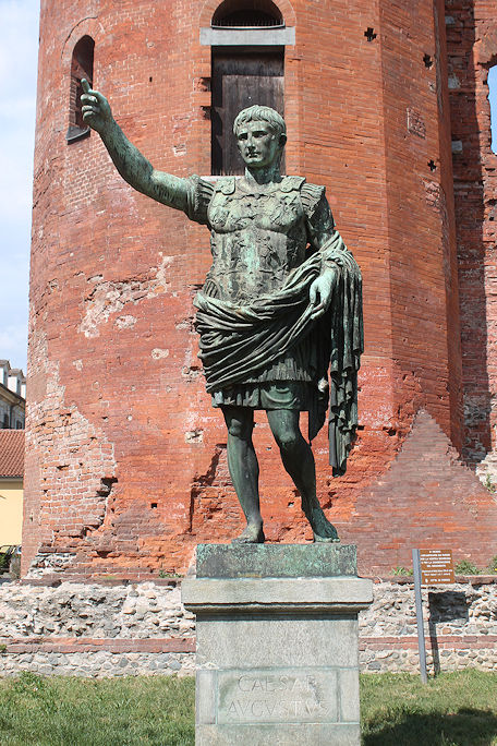 Augustus statue & Porta Palatina