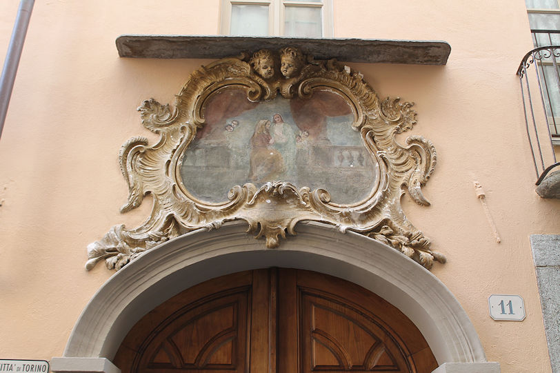 Via Franco Bonelli, house portal detail