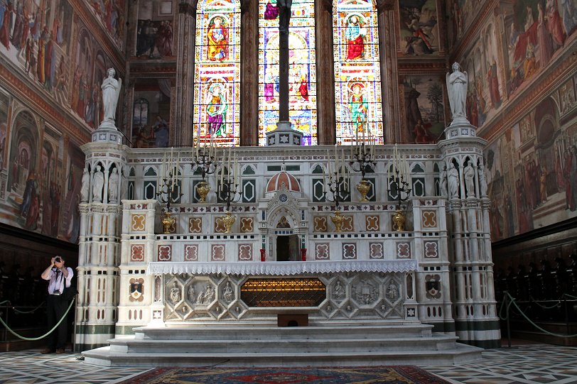 Basilica di Santa Maria Novella altar