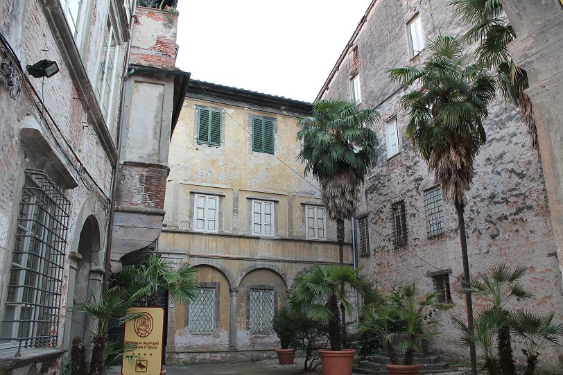 Palazzo Busdraghi courtyard
