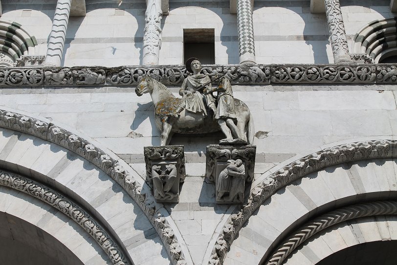 Duomo Saint Martin statue