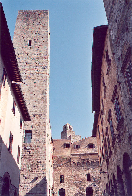 Torre dei Cugnanesi from Via San Giovanni