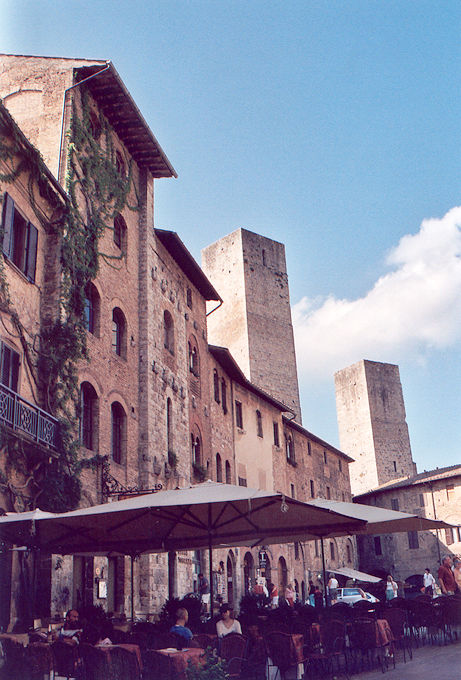 Piazza della Cisterna Casa Salvestrini, Palazzo Razzi, Torre dei Becci & Torre dei Cugnanesi