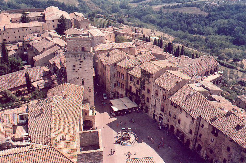 Piazza della Cisterna & Torre del Diavolo