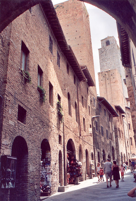 Via San Matteo by Arco della Cancelleria