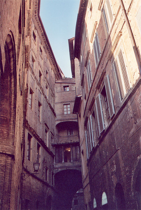 Arco dei Rossi at the end of Via dei Rossi