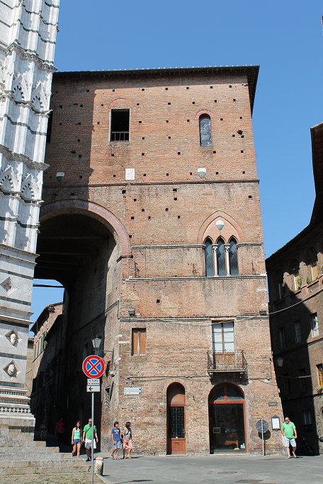 Piazza San Giovanni Arch over Via dei Fusari