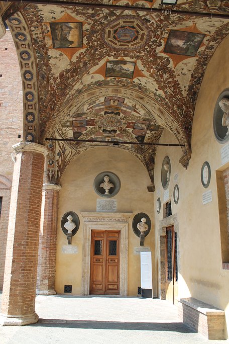 Palazzo Chigi-Saracini courtyard