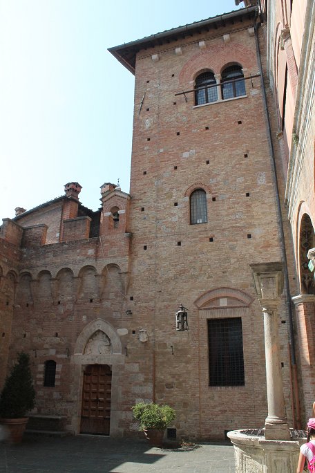 Palazzo Chigi-Saracini courtyard