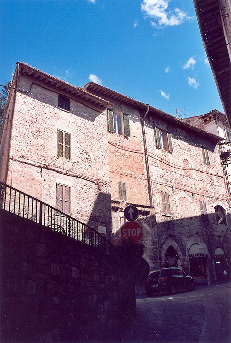 Via Portica viewed from Via Giotto