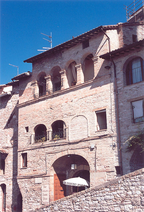 Vicolo degli Esposti viewed from Via Fontebella