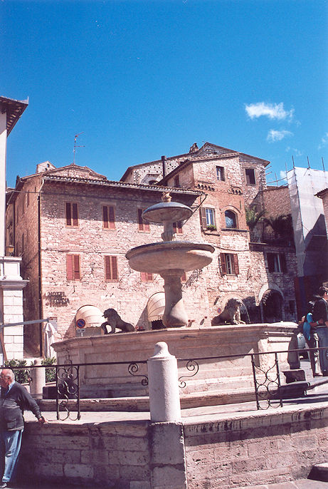 Piazza del Comune Fontana dei tre leoni