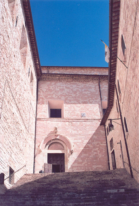 Via Dono Doni stairs to Cattedrale di San Rufino