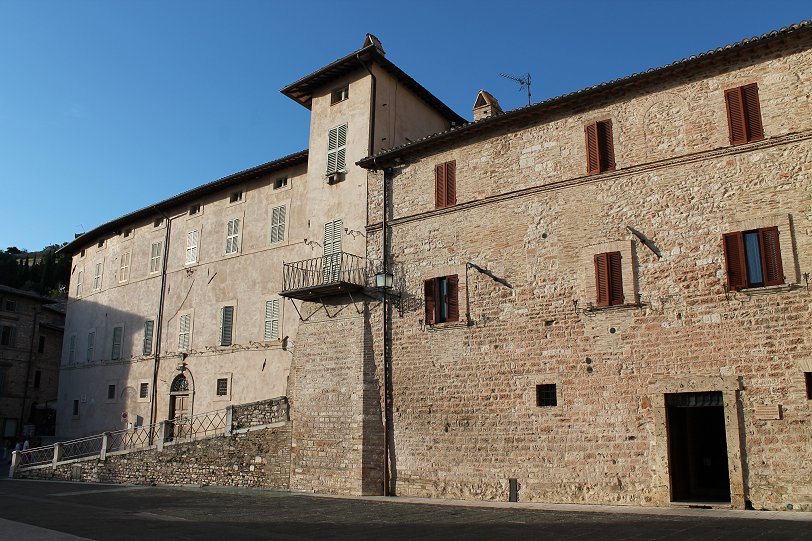 Piazza San Rufino with Santa Chiara birthplace