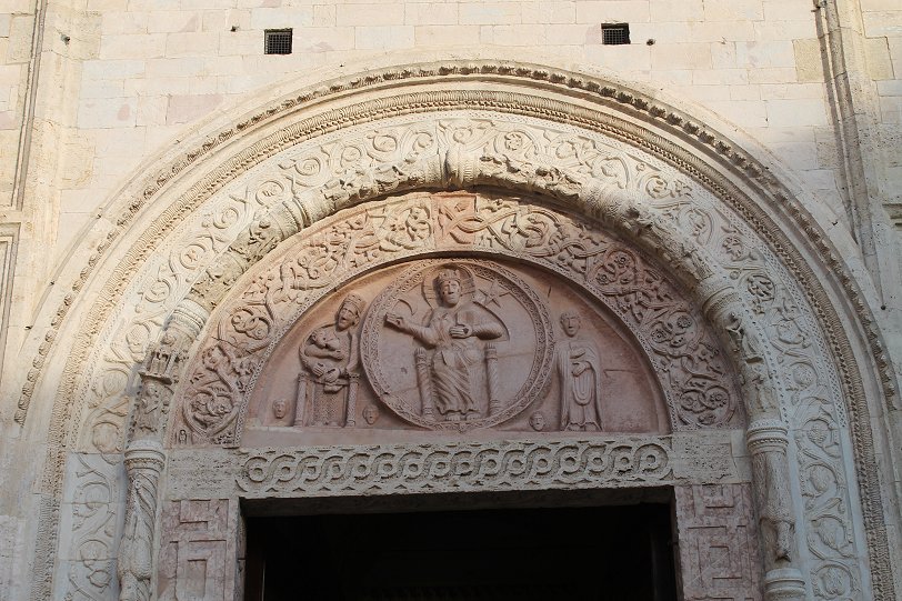 Cattedrale di San Rufino central portal