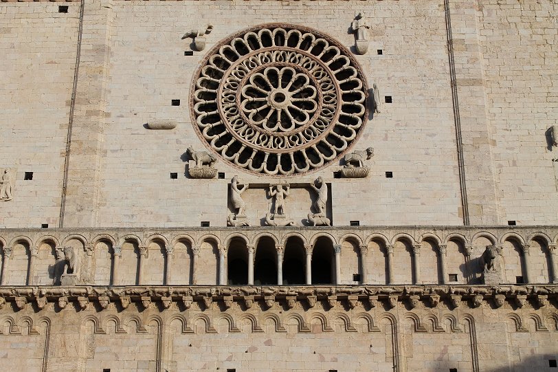 Cattedrale di San Rufino rose window