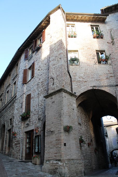 Via San Rufino & Via del Pozzo della Mensa