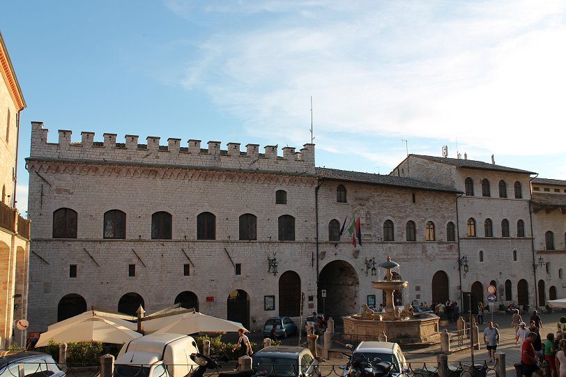 Piazza del Comune Fontana di Piazza, Palazzo dei Priori & Palazzo del Comune