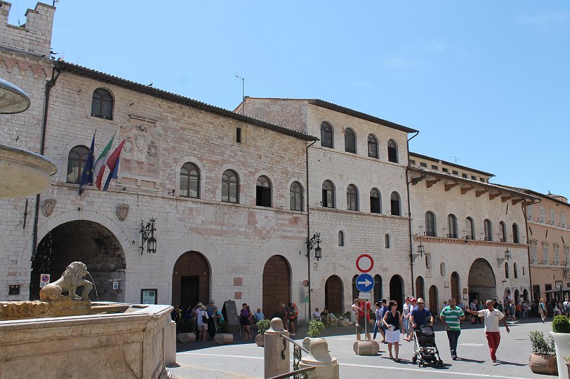 Piazza del Comune Fontana di Piazza, Palazzo dei Priori & Palazzo del Comune