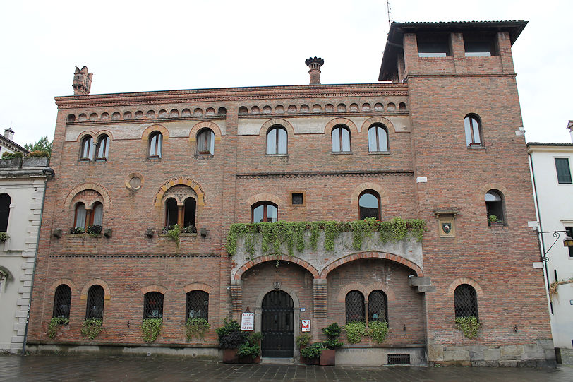 On Piazzetta San Nicolò