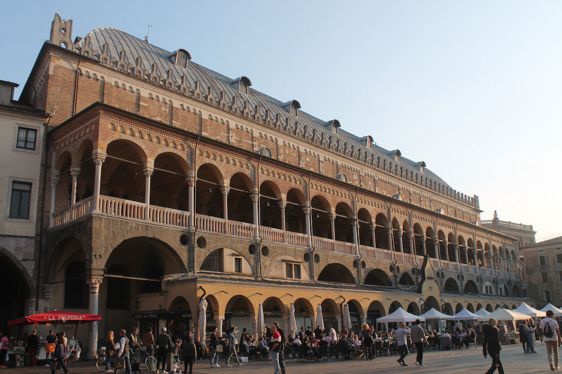 Palazzo della Ragione on Piazza della Frutta