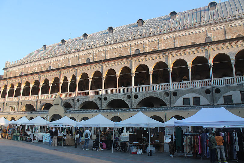Palazzo della Ragione on Piazza della Frutta