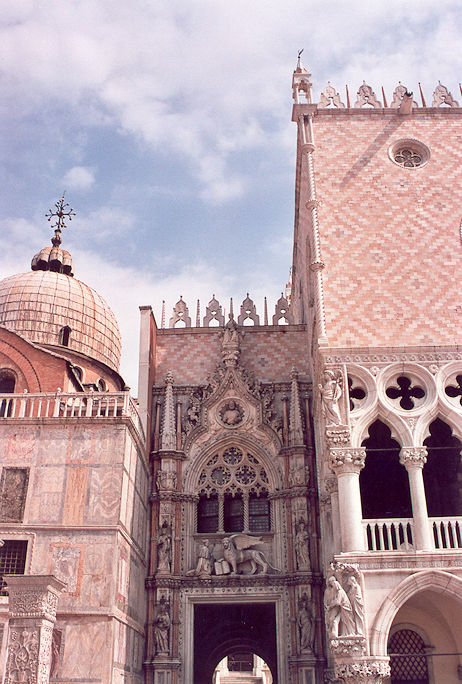 Palazzo Ducale Porta della Carta