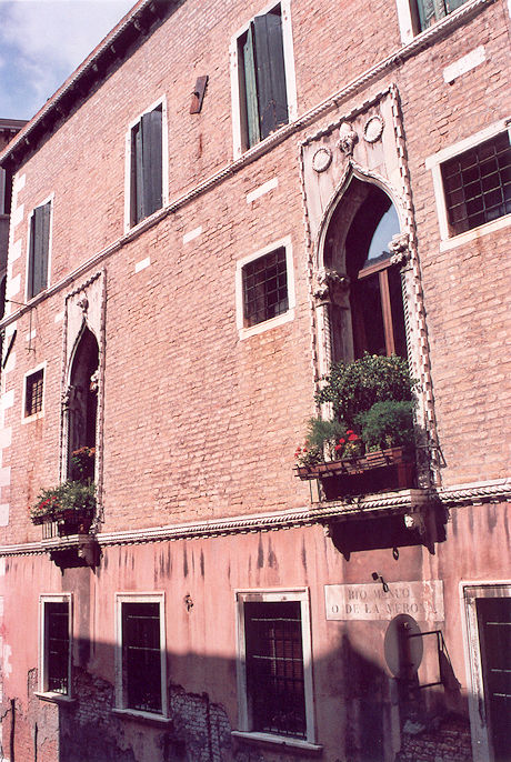 Along Rio Menuo o de la Verona