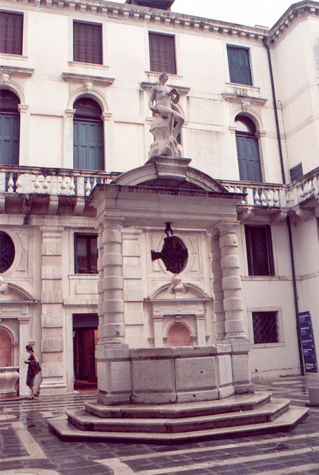 Ca' Pesaro well in courtyard