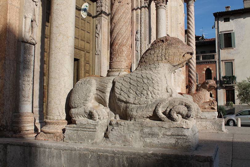 Cattedrale di Santa Maria Assunta (Duomo) prothyrum griffin