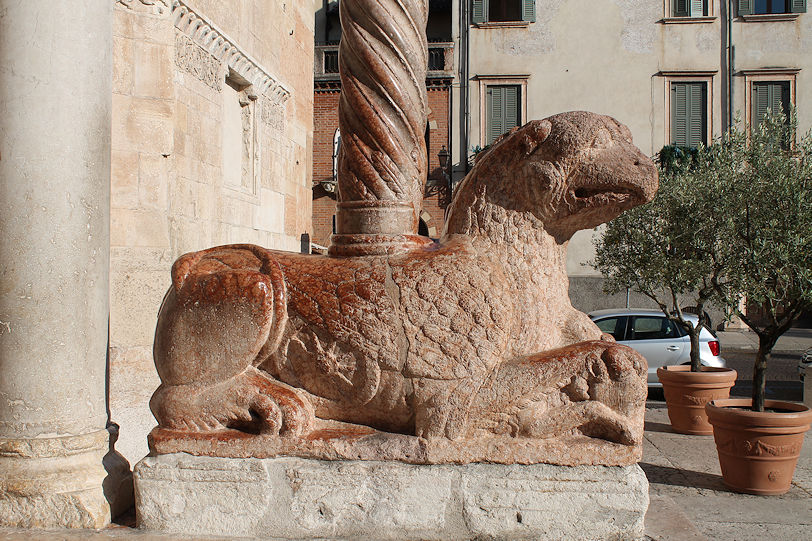 Cattedrale di Santa Maria Assunta (Duomo) prothyrum griffin