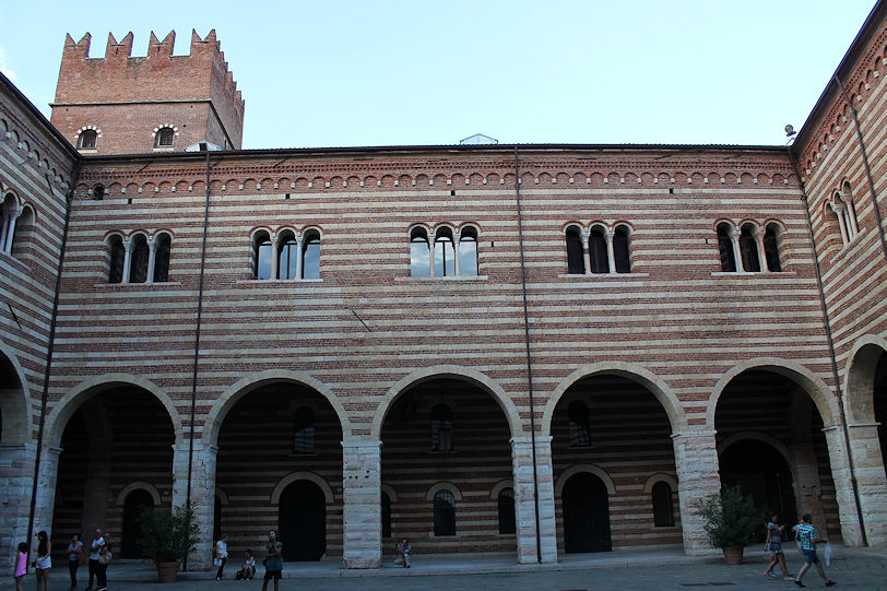 Palazzo della Ragione courtyard