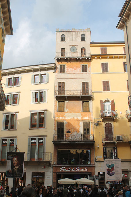 Palazzo dell'orologio, Via Cappello