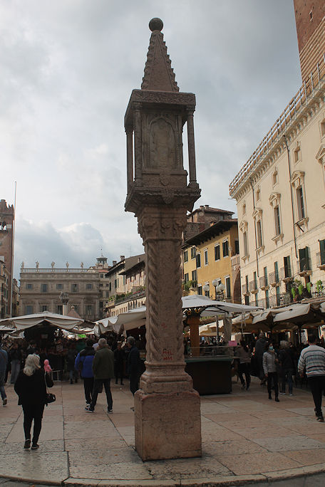Piazza delle Erbe, Colonna con edicola