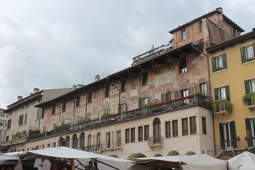 Case Mazzanti, Piazza delle Erbe