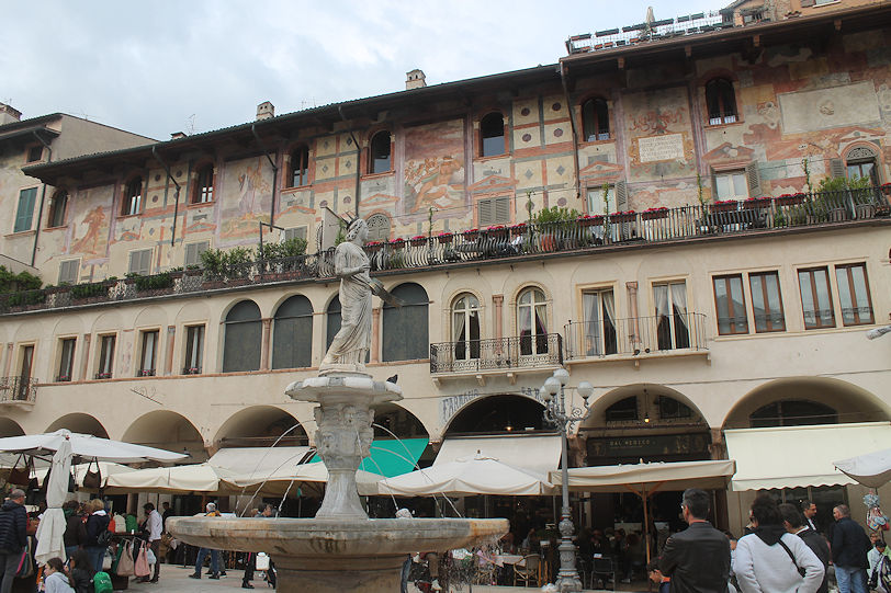 Case Mazzanti, Piazza delle Erbe