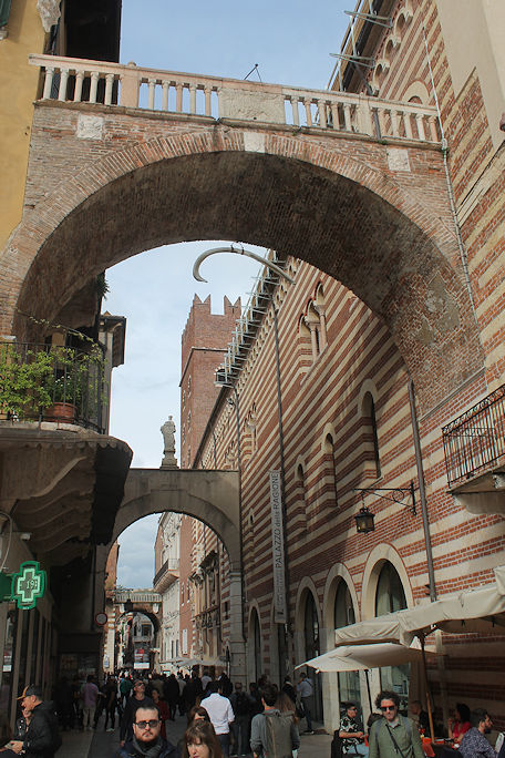 Via della Costa, with Arco della Costa, Palazzo della Ragione & Palazzo di Cansignorio
