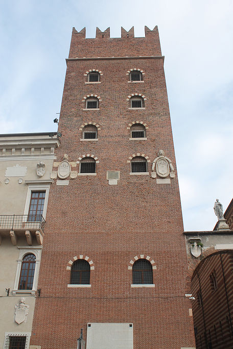 Piazza dei Signori, Palazzo del Capitanio (AKA Palazzo di Cansignorio)