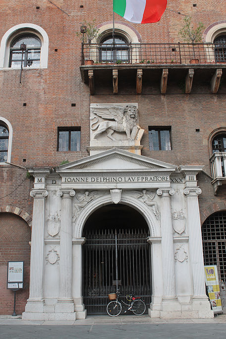 Palazzo del Podestà, portal