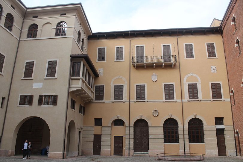 Palazzo del Capitanio (AKA Palazzo di Cansignorio), courtyard