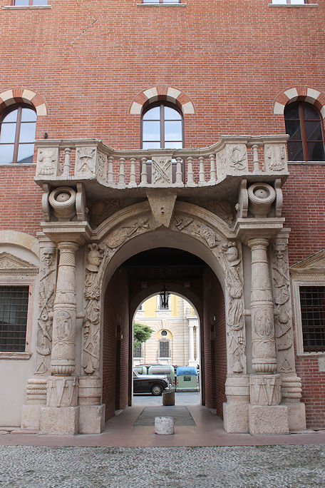 Palazzo del Capitanio (AKA Palazzo di Cansignorio), Porta dei Bombardieri