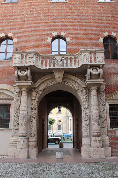 Palazzo del Capitanio (AKA Palazzo di Cansignorio), Porta dei Bombardieri